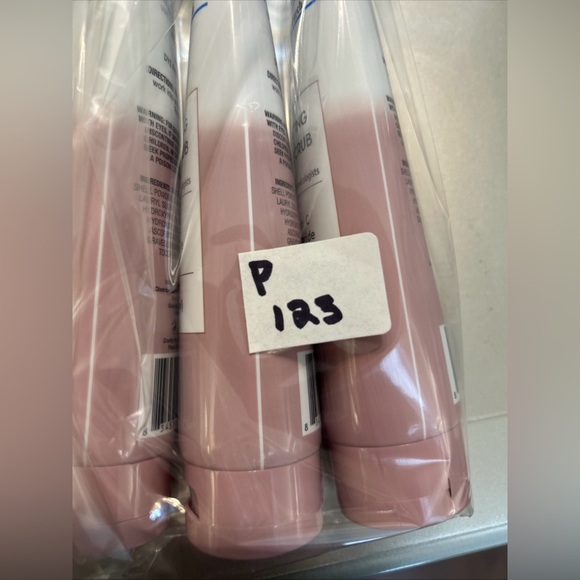 Dermasil Exfoliating Facial Scrub - Picture 5 of 5